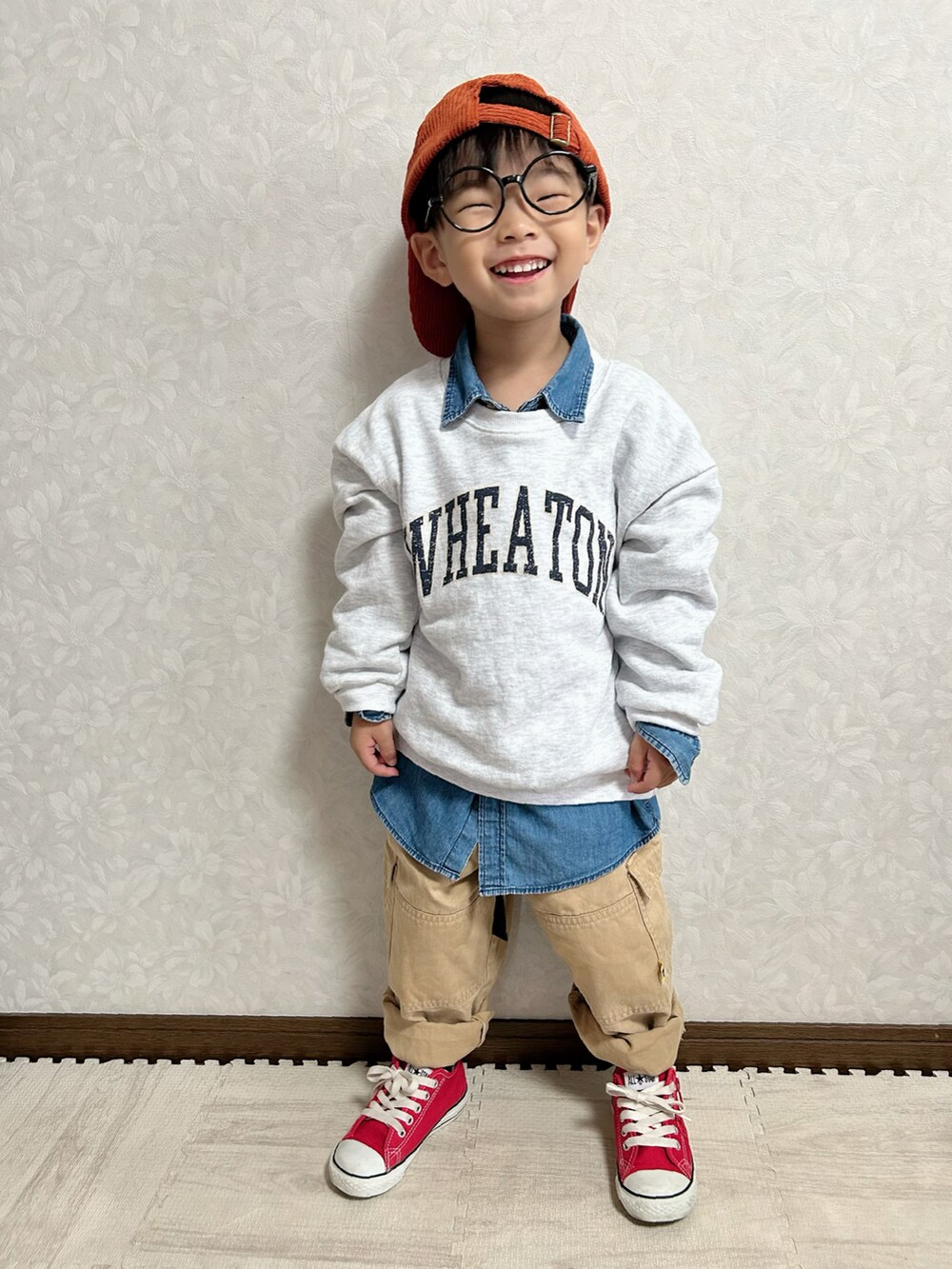 グレー系のスウェット、ブルー系のシャツ/ブラウス、ホワイト系のショルダーバッグを着用したキッズの秋コーディネートの3枚目の写真