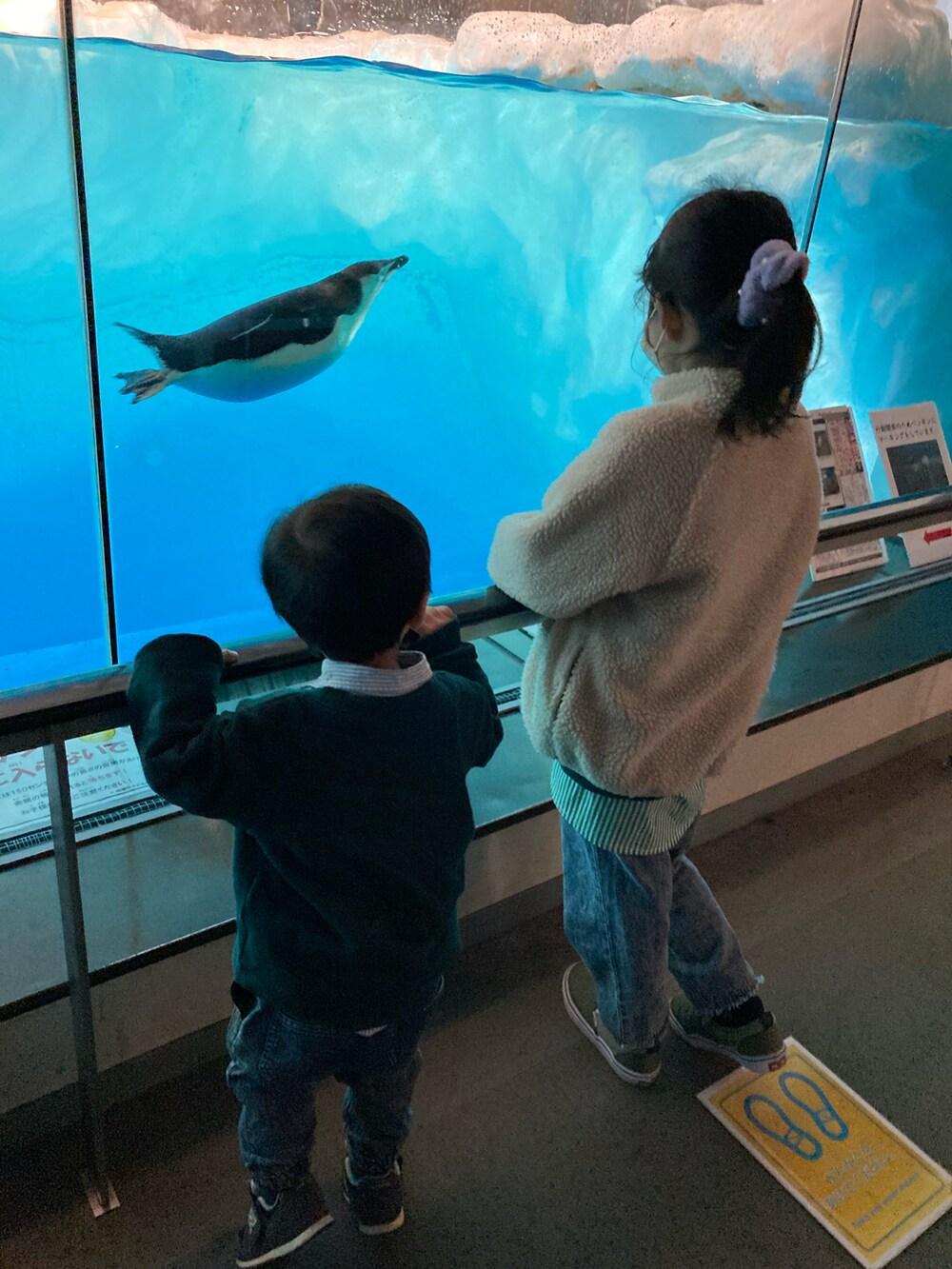 ブルー系のシャツ/ブラウス、グリーン系のスウェット、ベージュ系のノーカラージャケットを着用したキッズの冬コーディネートの3枚目の写真