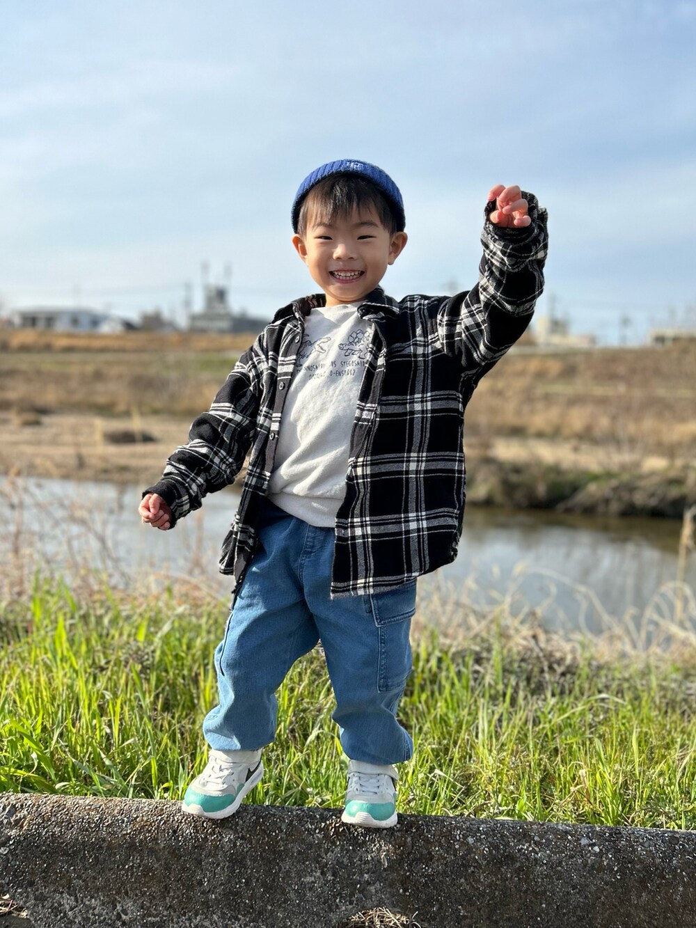 グレー系のスウェット、ブラック系のシャツ/ブラウス、ブルー系のデニムパンツを着用したキッズの冬コーディネートの2枚目の写真