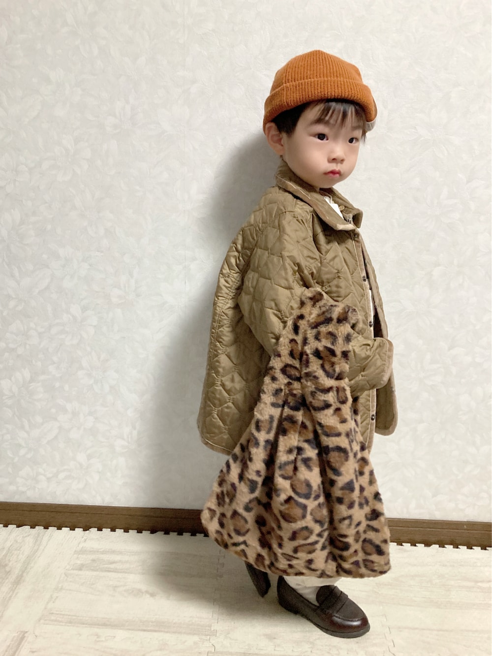 ベージュ系のシャツ/ブラウス、ホワイト系のニット/セーター、グリーン系のブルゾンを着用したキッズの秋コーディネートの3枚目の写真