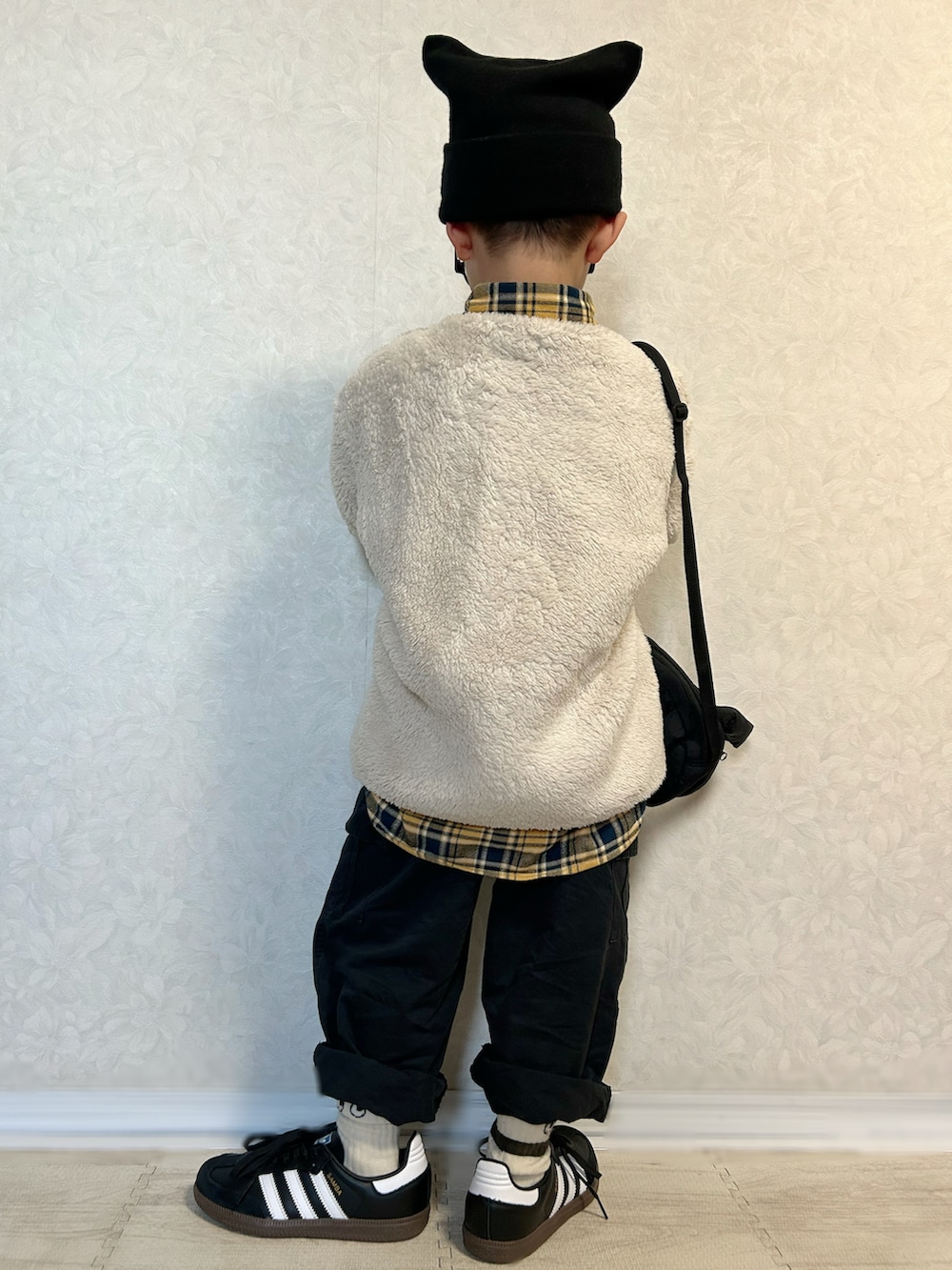 イエロー系のシャツ/ブラウス、ホワイト系のトップス、ブラック系のショルダーバッグを着用したキッズの冬コーディネートの5枚目の写真