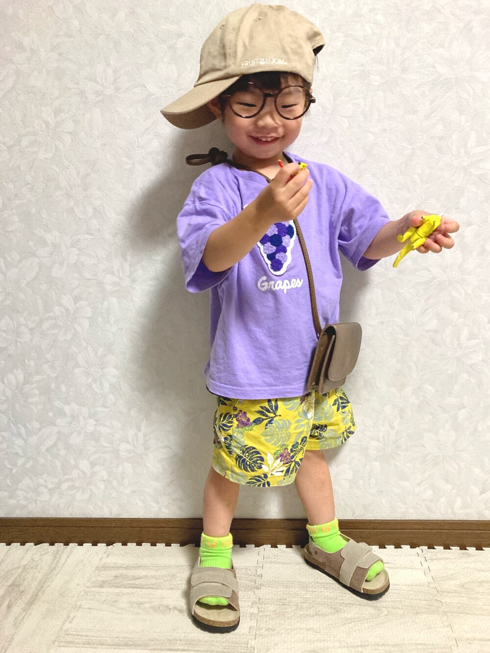 パープル系のTシャツ/カットソー、ブルー系のTシャツ/カットソー、イエロー系のその他パンツを着用したキッズの夏コーディネートの2枚目の写真