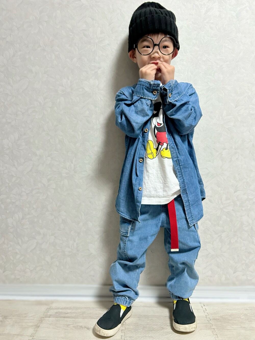 ホワイト系のTシャツ/カットソー、ブルー系のシャツ/ブラウス、ブルー系のデニムパンツを着用したキッズの秋コーディネートの3枚目の写真