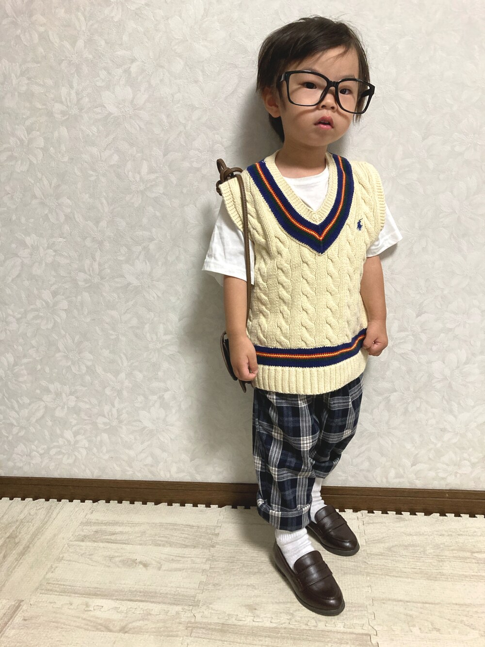 ホワイト系のTシャツ/カットソー、ホワイト系のベスト、ブルー系のその他パンツを着用したキッズの秋コーディネートの3枚目の写真