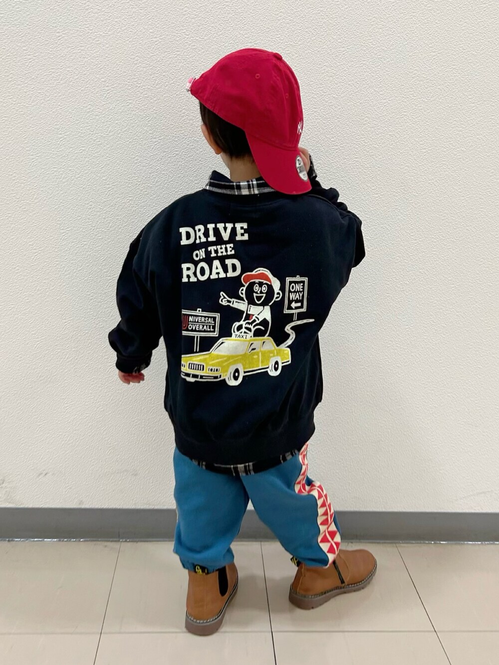 ブラック系のスウェット、ブラック系のシャツ/ブラウス、グリーン系のスウェットパンツを着用したキッズの冬コーディネートの5枚目の写真