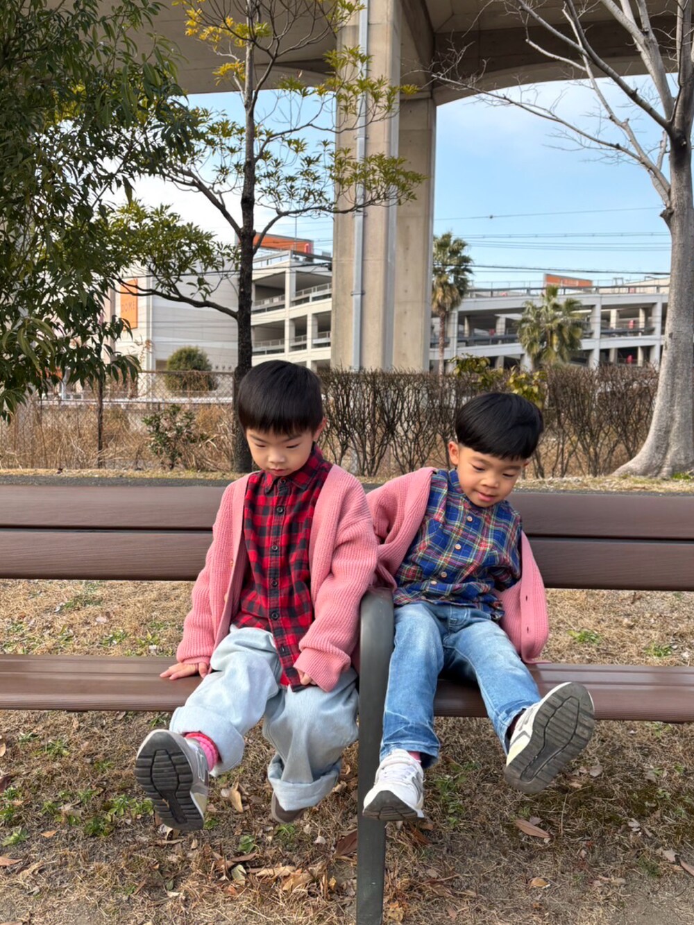 ピンク系のカーディガン/ボレロ、レッド系のシャツ/ブラウス、ブルー系のデニムパンツを着用したキッズの冬コーディネートの4枚目の写真