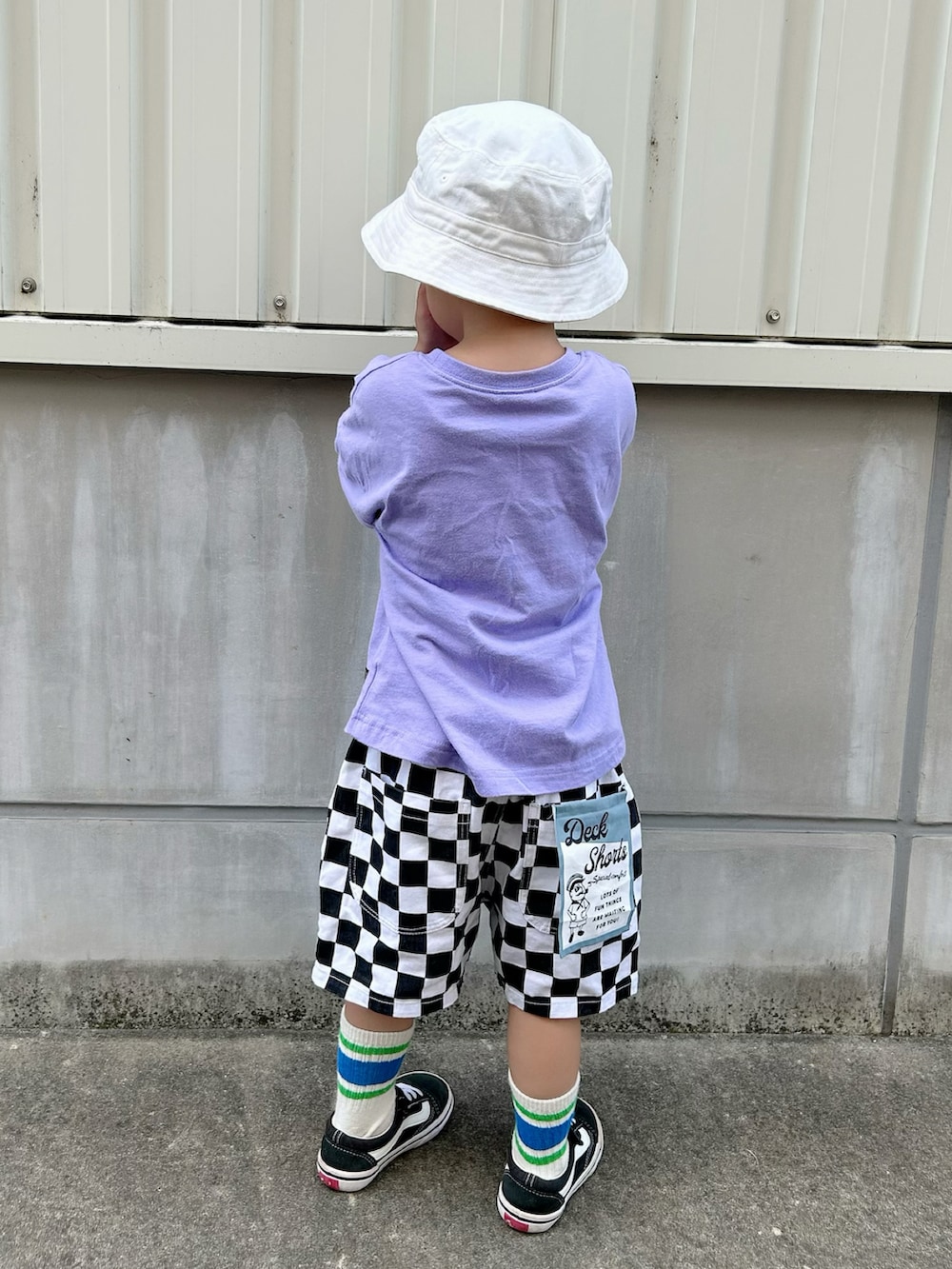 パープル系のTシャツ/カットソー、ベージュ系のタンクトップ、ブラック系のその他パンツを着用したキッズの秋コーディネートの5枚目の写真