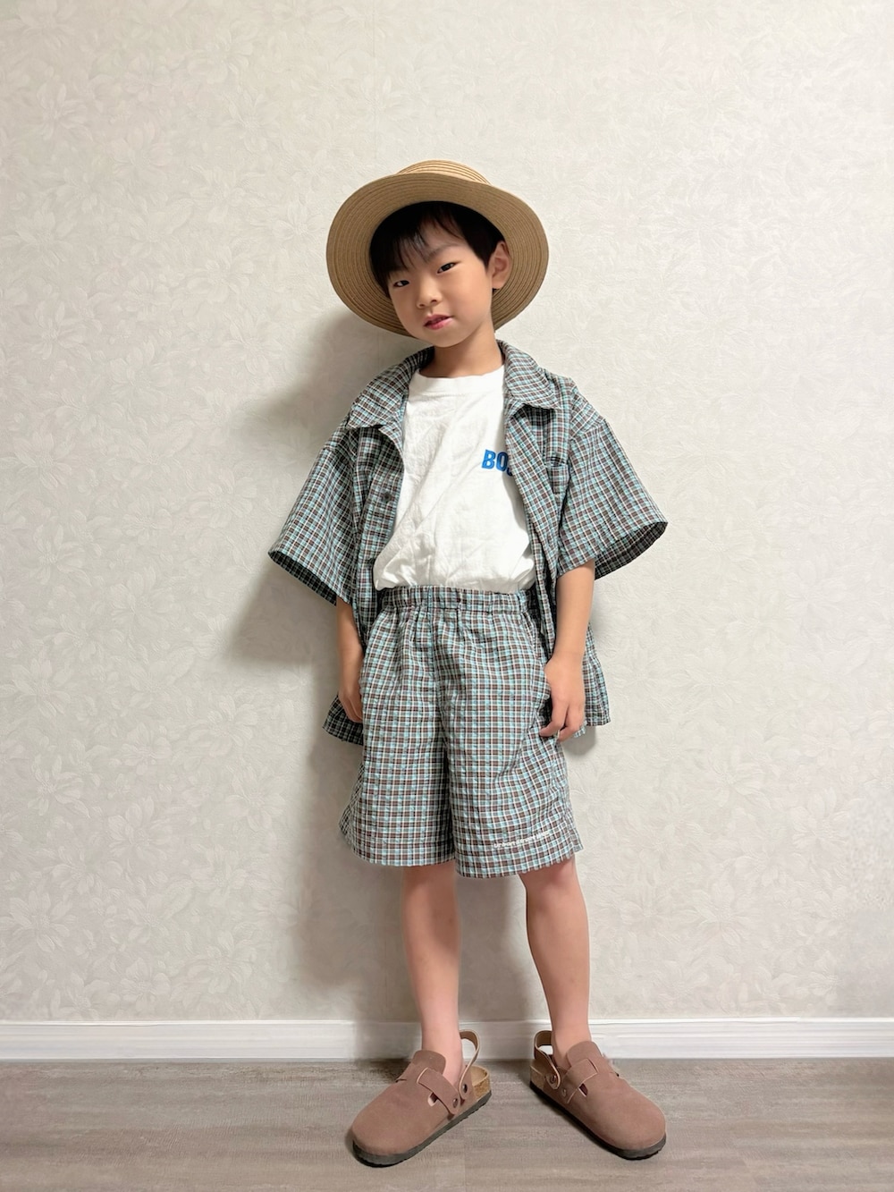 ホワイト系のTシャツ/カットソー、ブラウン系のその他パンツ、ブラウン系のシャツ/ブラウスを着用したキッズの夏コーディネートの3枚目の写真