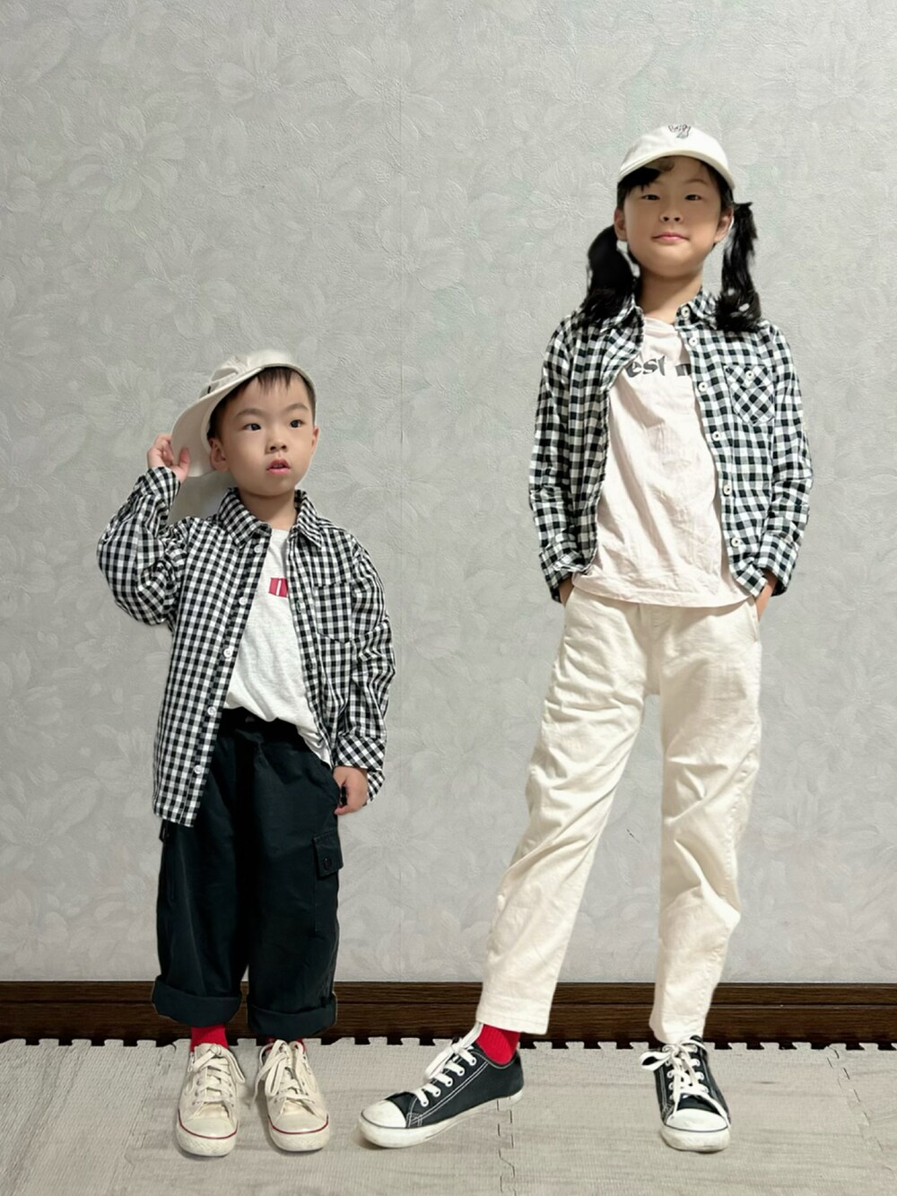 ホワイト系のTシャツ/カットソー、ホワイト系のカーゴパンツ、グリーン系のトートバッグを着用したレディースの秋コーディネートの2枚目の写真