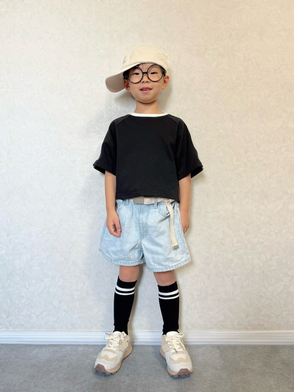 ホワイト系のスニーカー、ベージュ系のタンクトップ、パープル系のTシャツ/カットソーを着用したキッズの夏コーディネートの4枚目の写真