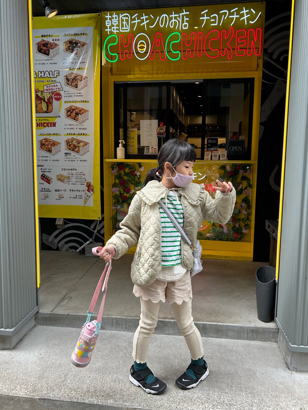 グリーン系のTシャツ/カットソー、ホワイト系のTシャツ/カットソー、ホワイト系のその他パンツを着用したキッズの春コーディネートの2枚目の写真