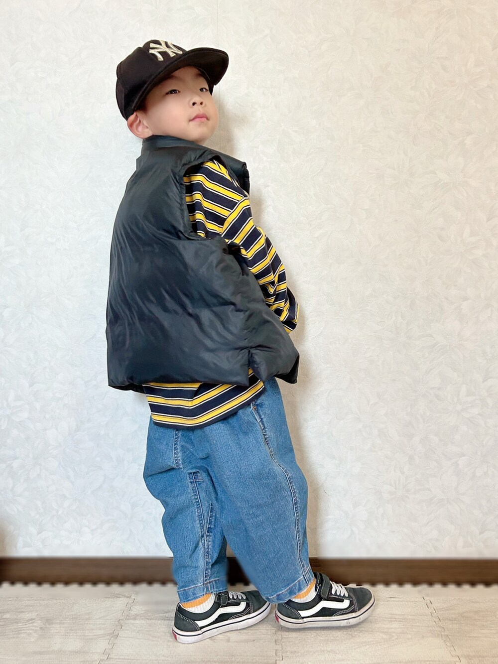 ブルー系のTシャツ/カットソー、ブルー系のデニムパンツ、ブラック系のショルダーバッグを着用したキッズの秋コーディネートの4枚目の写真