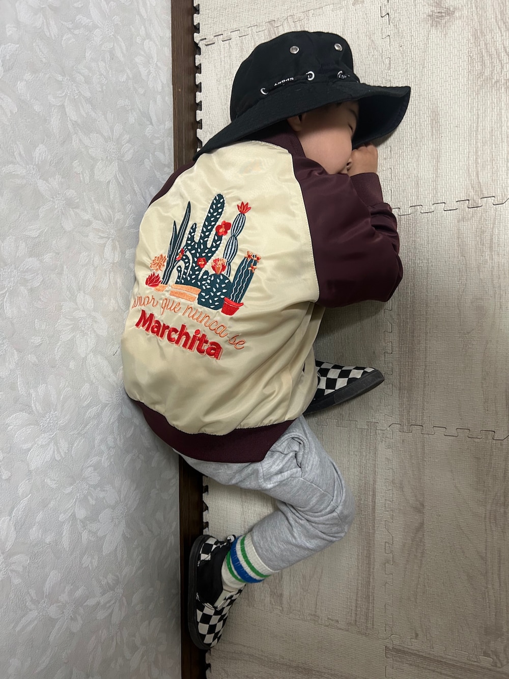 「bmingbybeams、BMINGLIFESTOREbyBEAMS、休日スタイル、カジュアルコーデ、ストリート、PR、レイヤードスタイル、バケットハット、ロンT、ロゴスウェット、スリッポン、プチプラ、スニーカー、フェスコーデ、チェック」|「B:MING by BEAMSのB:MING by BEAMS / スカジャン(100~150cm)(ブルゾン、レッド系)」を使った、lenlen23さん(キッズ・90cm)の春コーディネートの5枚目の写真