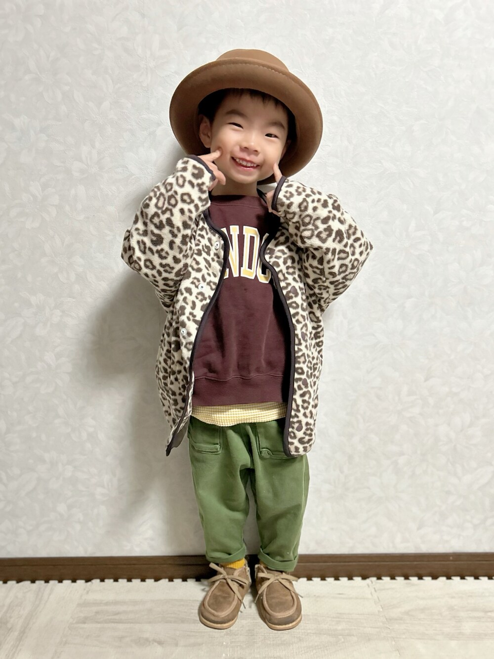 ベージュ系のカーディガン/ボレロ、ブラウン系のスウェット、グリーン系のパンツを着用したキッズの秋コーディネートの4枚目の写真