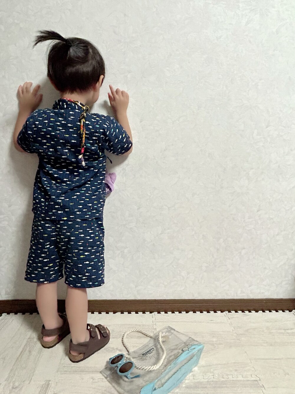 ブラウン系のサンダル、その他のトートバッグ、ブラウン系のハットを着用したキッズの夏コーディネートの5枚目の写真