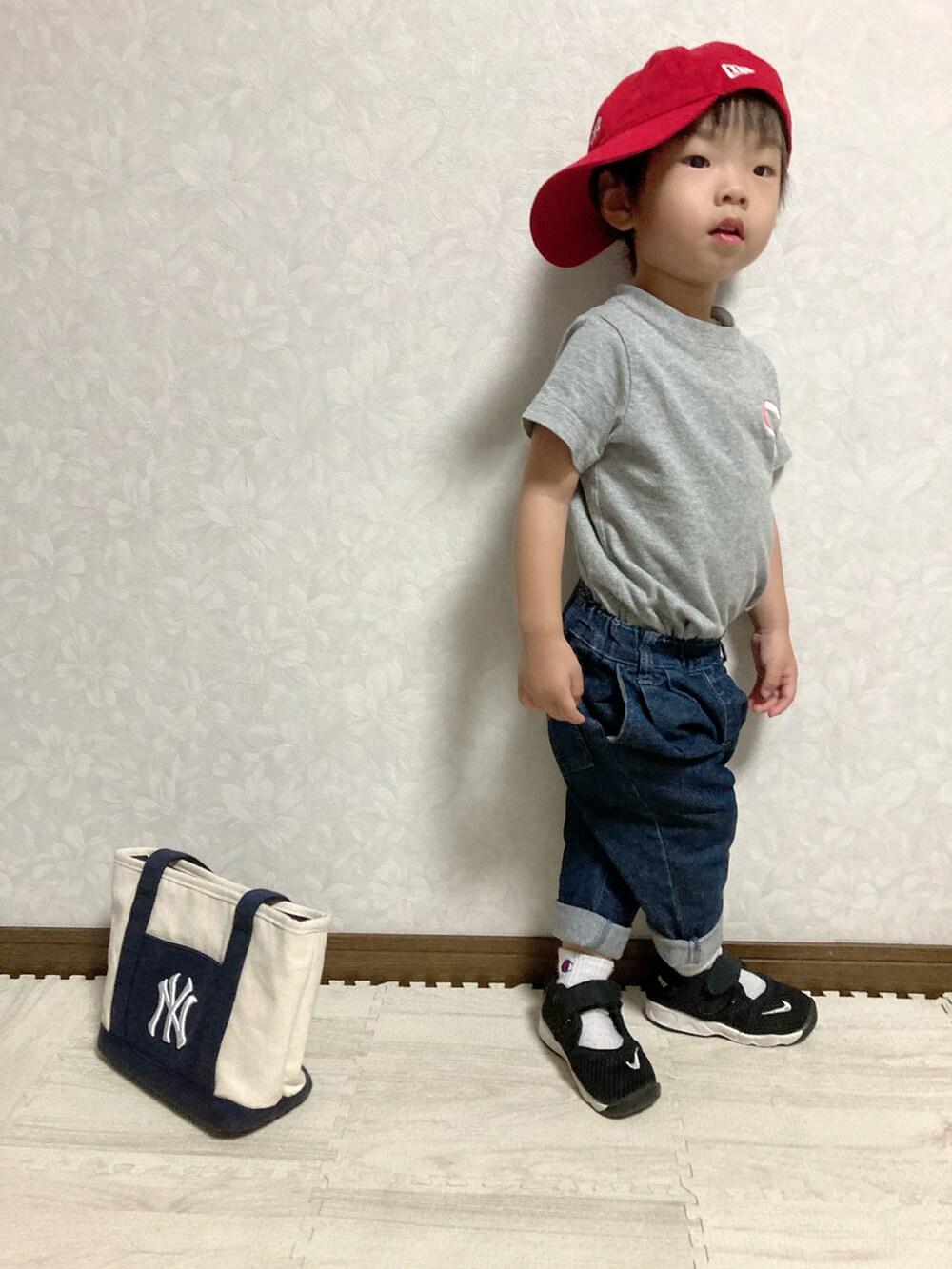 グレー系のTシャツ/カットソー、ブルー系のデニムパンツ、ブラック系のスニーカーを着用したキッズの夏コーディネートの4枚目の写真