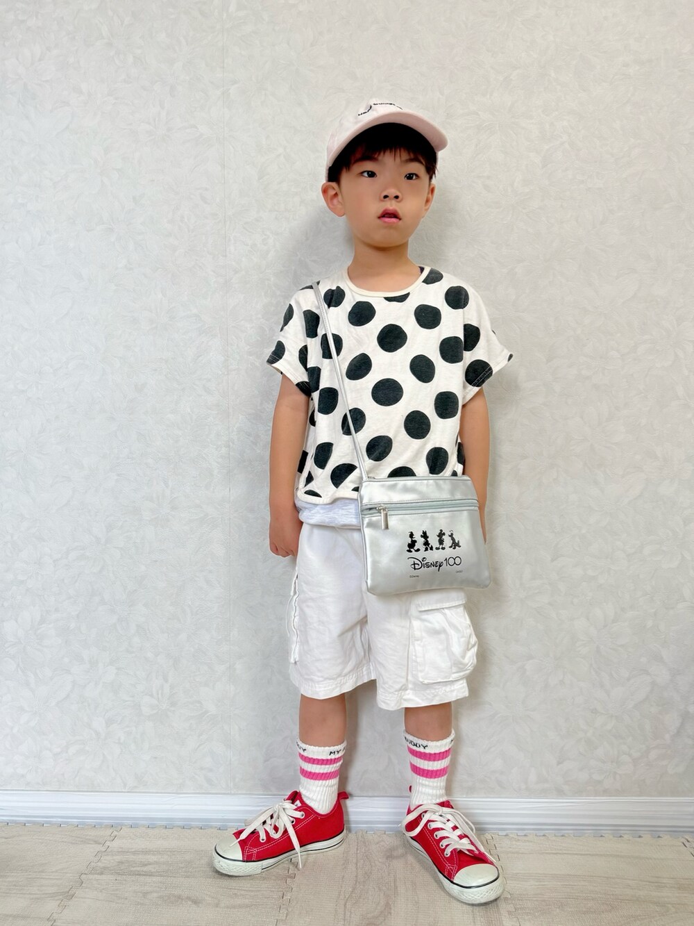 レッド系のスニーカー、ホワイト系のその他パンツ、ホワイト系のTシャツ/カットソーを着用したキッズの夏コーディネートの2枚目の写真