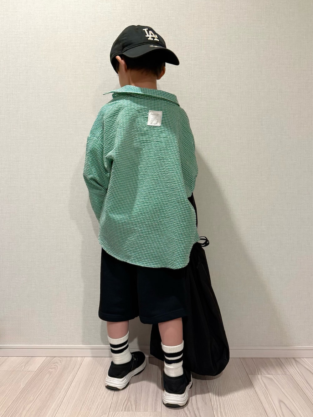 グリーン系のTシャツ/カットソー、ブラック系のセットアップ、ブラック系のサンダルを着用したキッズの春コーディネートの4枚目の写真