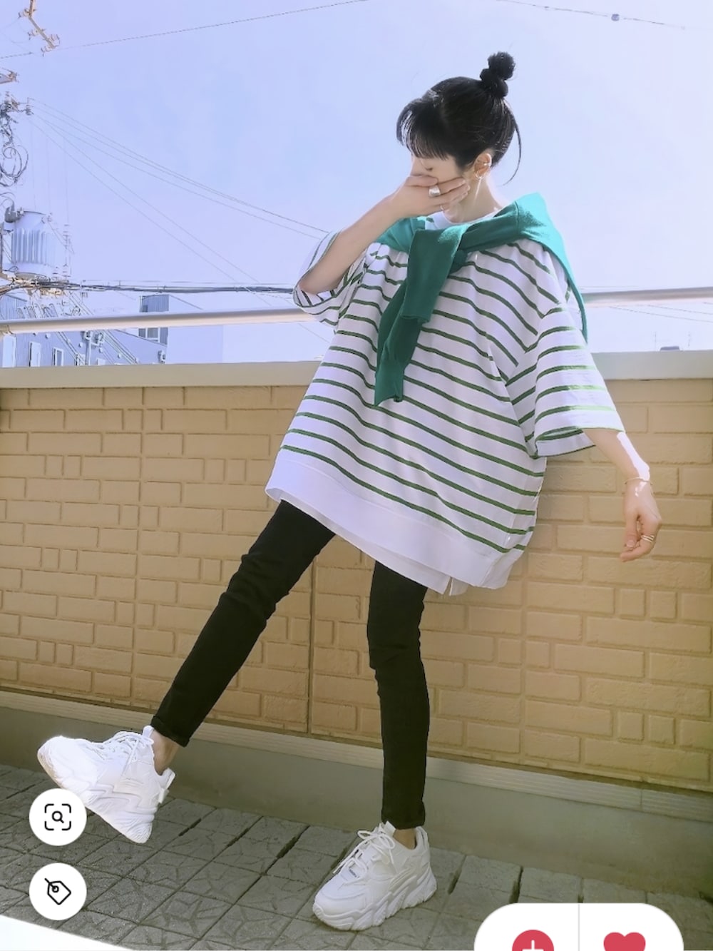 グリーン系のTシャツ/カットソー、ホワイト系のTシャツ/カットソー、グリーン系のカーディガン/ボレロを着用したキッズの春コーディネートの3枚目の写真