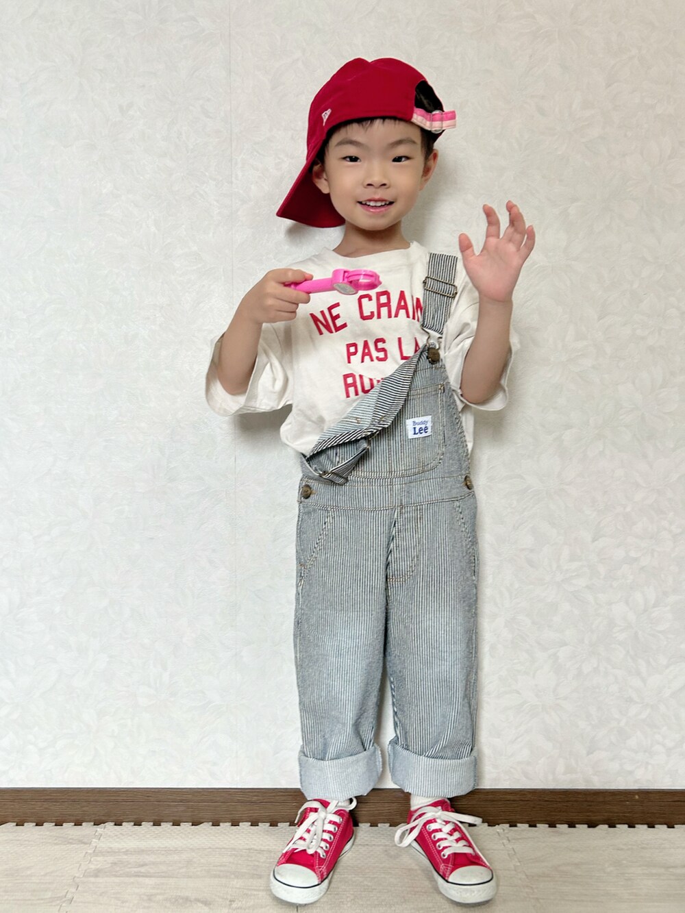 ホワイト系のTシャツ/カットソー、その他のサロペット/オーバーオール、レッド系のスニーカーを着用したキッズの夏コーディネートの4枚目の写真