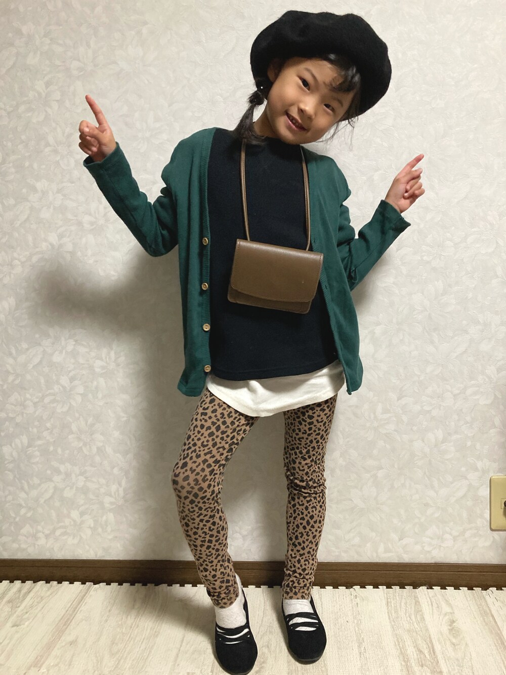 「カーディガン、ミリタリー、レオパード、ベレー帽、バレエシューズ、ミリタリーフェス、笑顔拡散、STOP 誹謗中傷、WEARは皆の拠り所、笑顔の輪を繋ごう、ミリタリーフェス勝手に後夜祭、レイヤードスタイル、グリーン、レギンス、ローリーズファーム(LOWRYS FARM)」|「前回コーデのアイテム(その他、その他)」を使った、lenlen23さん(キッズ・120cm)の秋コーディネートの3枚目の写真