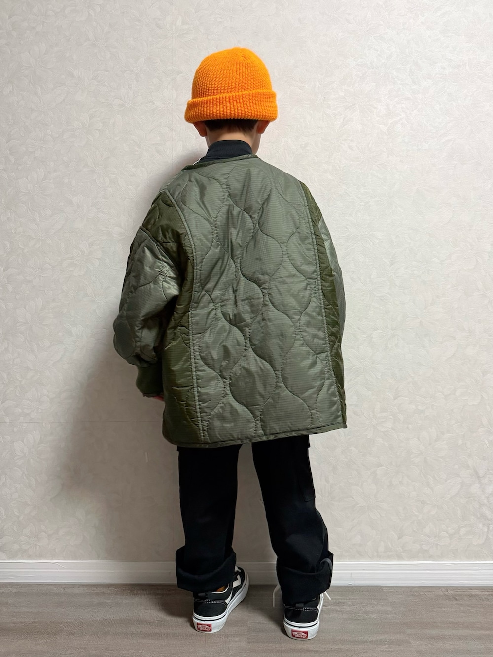 グリーン系のブルゾン、ホワイト系のTシャツ/カットソー、ブラック系のスニーカーを着用したキッズの春コーディネートの4枚目の写真