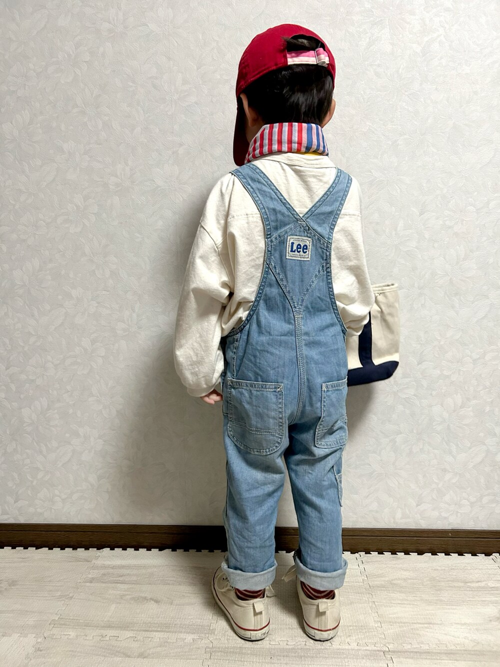 ホワイト系のTシャツ/カットソー、ブルー系のサロペット/オーバーオール、ホワイト系のショルダーバッグを着用したキッズの春コーディネートの5枚目の写真