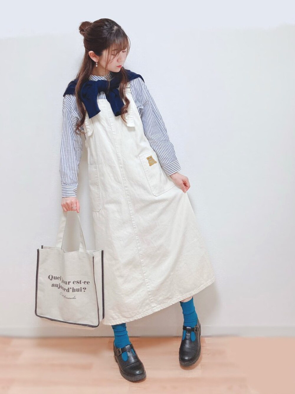 グリーン系のシャツ/ブラウス、ホワイト系のスカート、ホワイト系のトートバッグを着用したキッズの春コーディネートの2枚目の写真