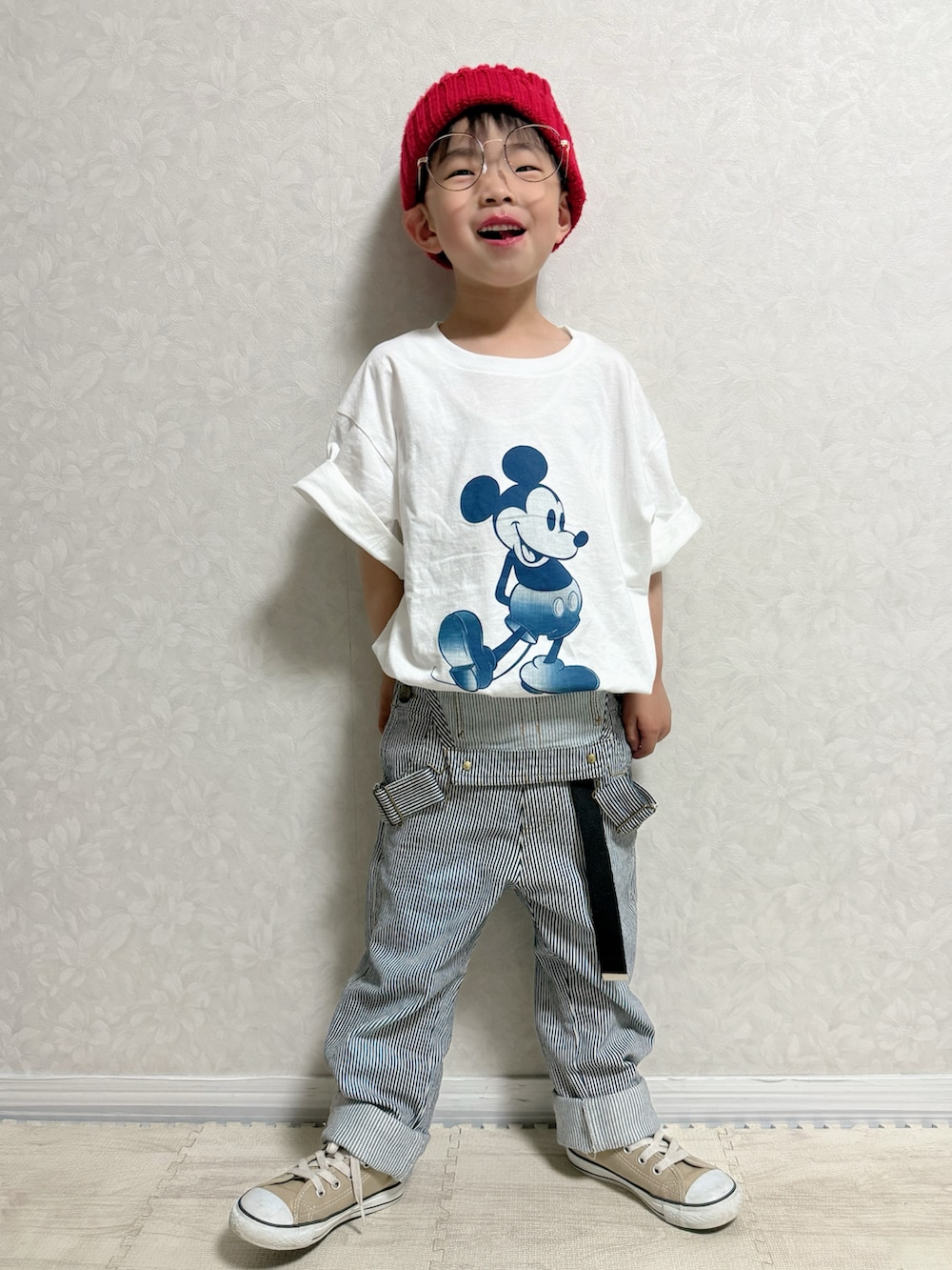 ホワイト系のTシャツ/カットソー、その他のサロペット/オーバーオール、ベージュ系のスニーカーを着用したキッズの春コーディネートの2枚目の写真