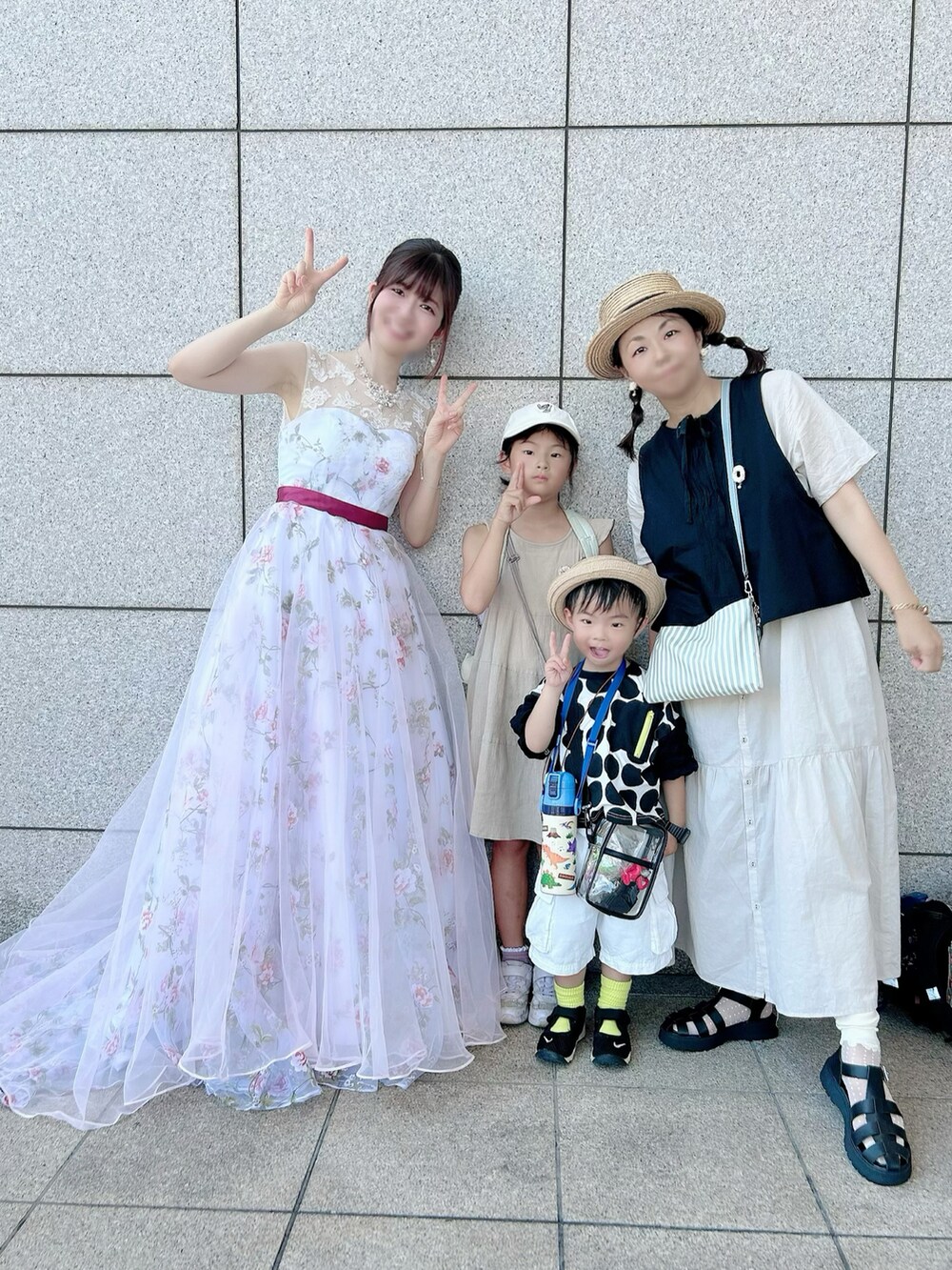 ホワイト系のワンピース、ブラック系のベスト、グリーン系のショルダーバッグを着用したキッズの夏コーディネートの2枚目の写真