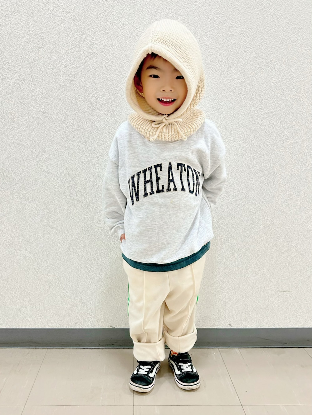 グレー系のスウェット、グリーン系のポロシャツ、グリーン系のMA-1を着用したキッズの秋コーディネートの3枚目の写真