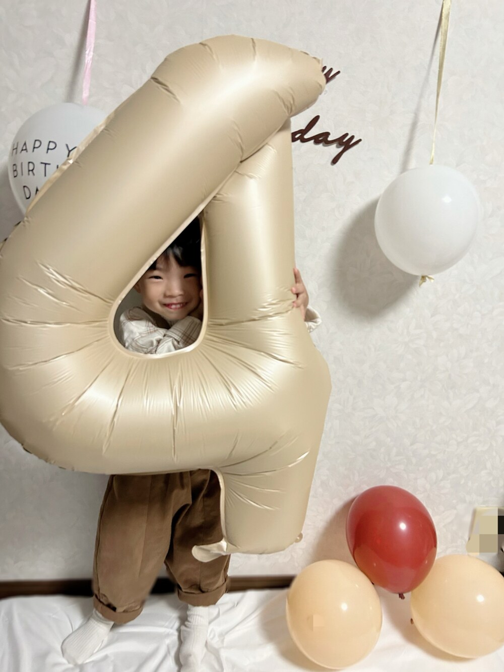 ベージュ系のシャツ/ブラウス、ブラウン系のチノパンツ、ベージュ系のブーツを着用したキッズの秋コーディネートの5枚目の写真