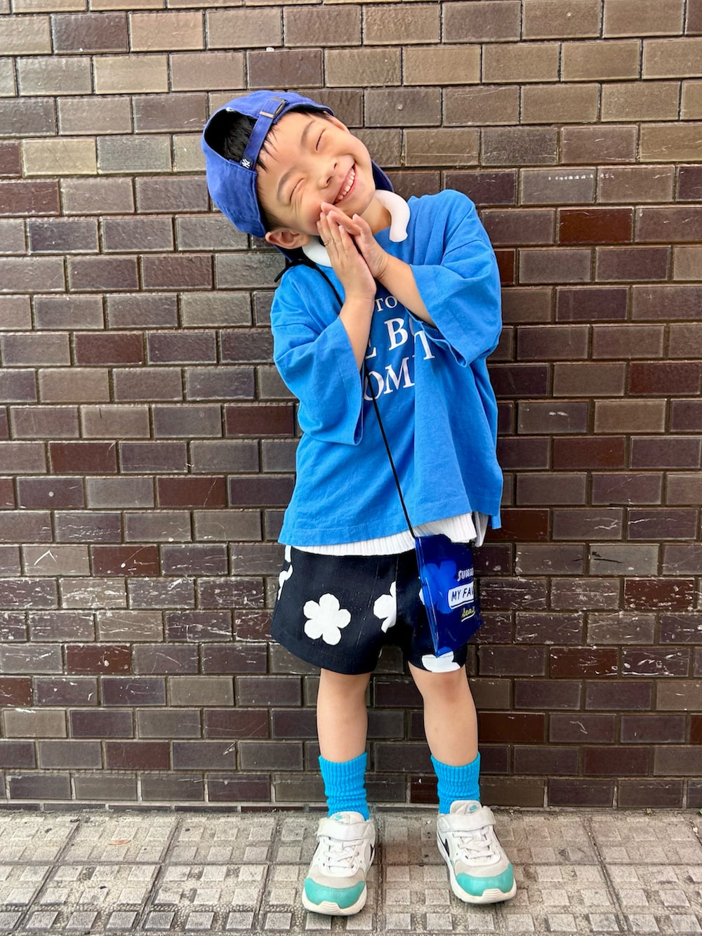 ブルー系のTシャツ/カットソー、ホワイト系のニット/セーター、ブラック系のその他パンツを着用したキッズの夏コーディネートの3枚目の写真