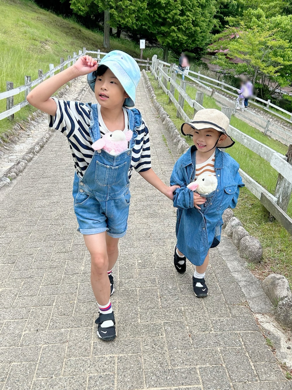 ベージュ系のTシャツ/カットソー、ブルー系のTシャツ/カットソー、ブルー系のサロペット/オーバーオールを着用したキッズの夏コーディネートの5枚目の写真