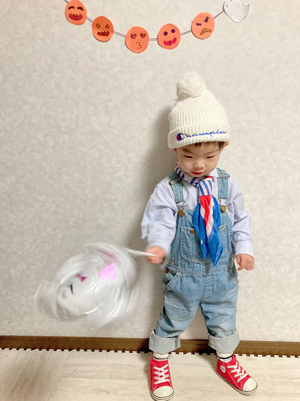 「WEARハロウィン2022、ネクタイフェス2022、秋コーデ、サロペット、トリコロール、スカーフ、ニット帽、スニーカー、スウィーツ同盟会、ニット、コンバース、プチプラ、デニム、ビビッドカラー、パステル映える春」｜「ChampionのChampion Kids/チャンピオン　キッズ　アゼダブルワッチ（ニットキャップ/ビーニー、ホワイト系）」を使った、lenlen23さん（キッズ・90cm）の秋コーディネートの5枚目の写真
