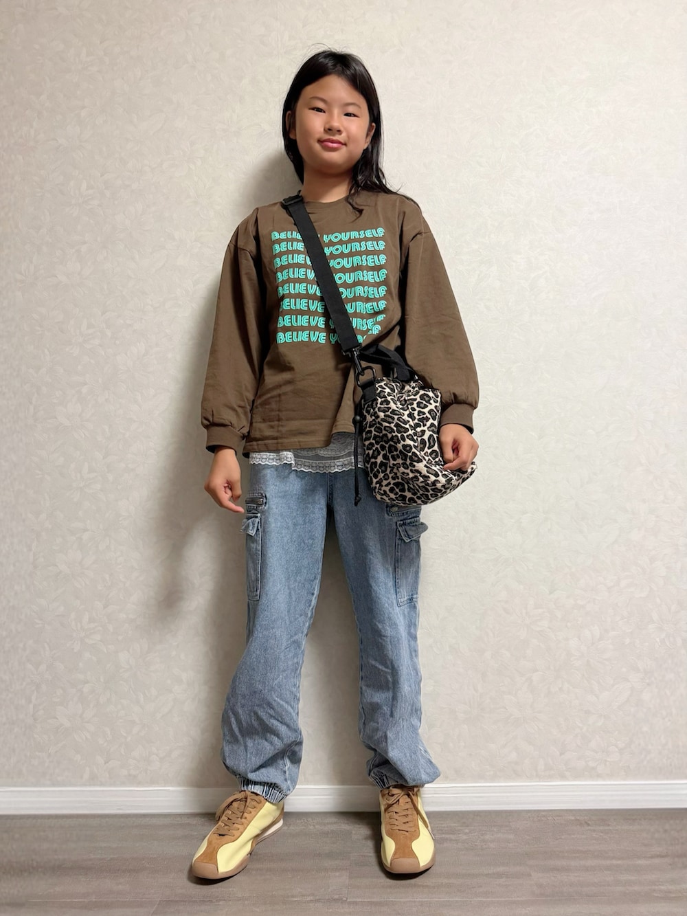 ブルー系のカーゴパンツ、ブラウン系のTシャツ/カットソー、ホワイト系のタンクトップを着用したキッズの秋コーディネートの2枚目の写真