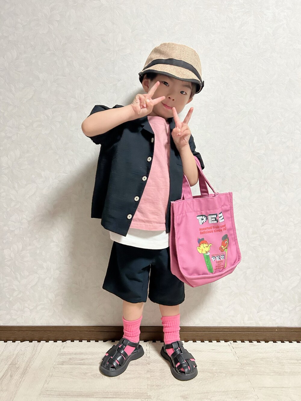 ピンク系のTシャツ/カットソー、ブラック系のシャツ/ブラウス、ブラック系のパンツを着用したキッズの夏コーディネートの2枚目の写真