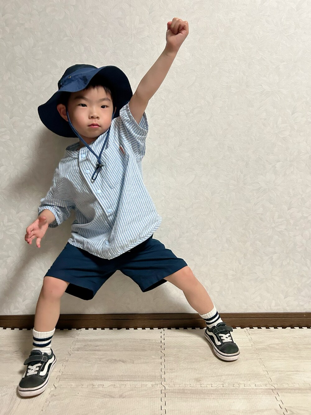 その他のシャツ/ブラウス、ブルー系のその他パンツ、ブラック系のスニーカーを着用したキッズの春コーディネートの5枚目の写真