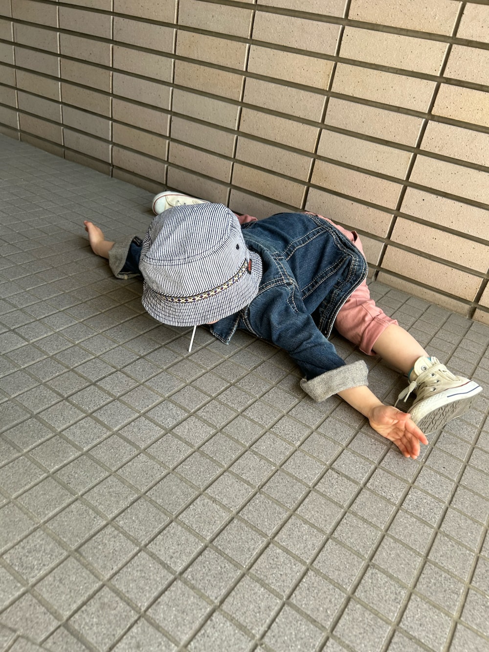 「春コーデ、カジュアルコーデ、ストリート、休日スタイル、バケットハット、デニム、カラーパンツ、プチプラ、古着MIX、コンバース、スニーカー、スウィーツ同盟会、レイヤードスタイル、ジャケットスタイル、カラー×コーデ」｜「OUTDOOR PRODUCTSのアイテム（ハット、ブルー系）」を使った、lenlen23さん（キッズ・90cm）の春コーディネートの5枚目の写真