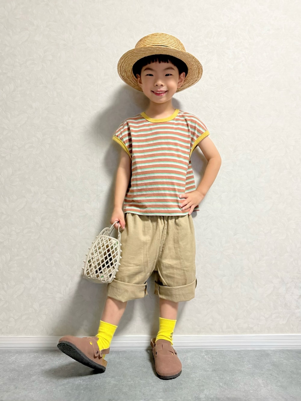 ブラウン系のTシャツ/カットソー、ベージュ系のその他パンツ、ベージュ系のトートバッグを着用したキッズの夏コーディネートの3枚目の写真