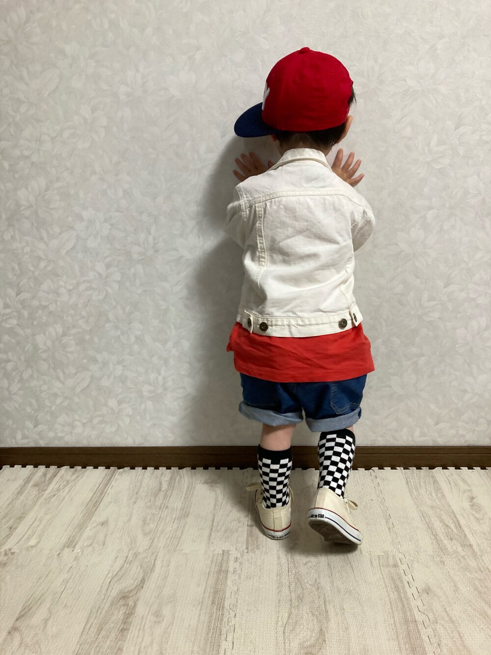 ホワイト系のデニムジャケット、レッド系のTシャツ/カットソー、ブルー系のデニムパンツを着用したキッズの春コーディネートの3枚目の写真