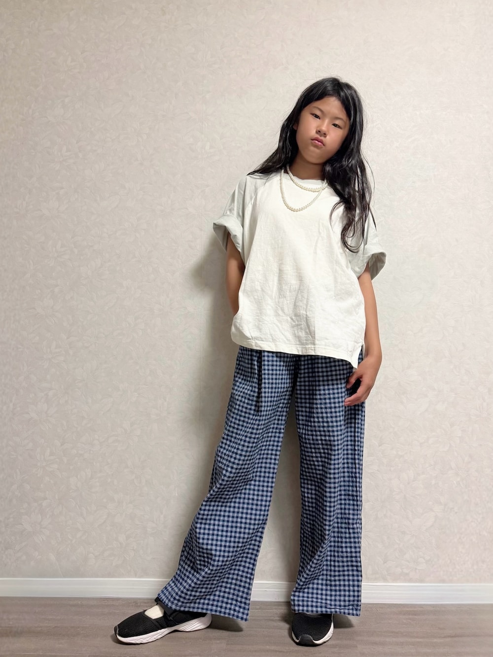 ブルー系のその他パンツ、ブラック系のサンダル、ブルー系のTシャツ/カットソーを着用したキッズの夏コーディネートの5枚目の写真
