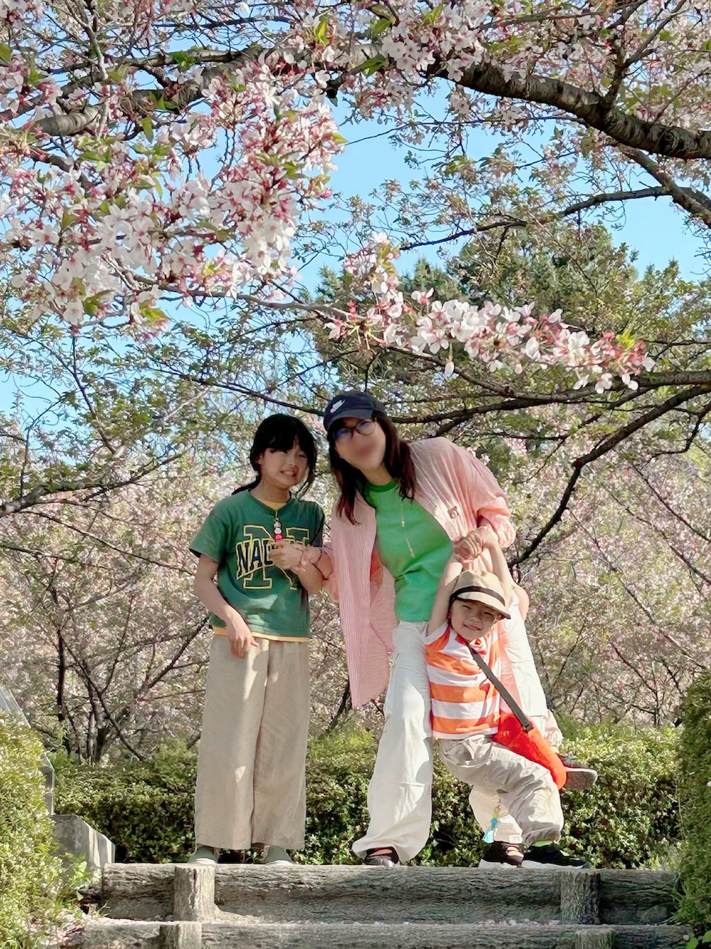 グリーン系のタンクトップ、オレンジ系のシャツ/ブラウス、ホワイト系のカーゴパンツを着用したキッズの春コーディネートの2枚目の写真