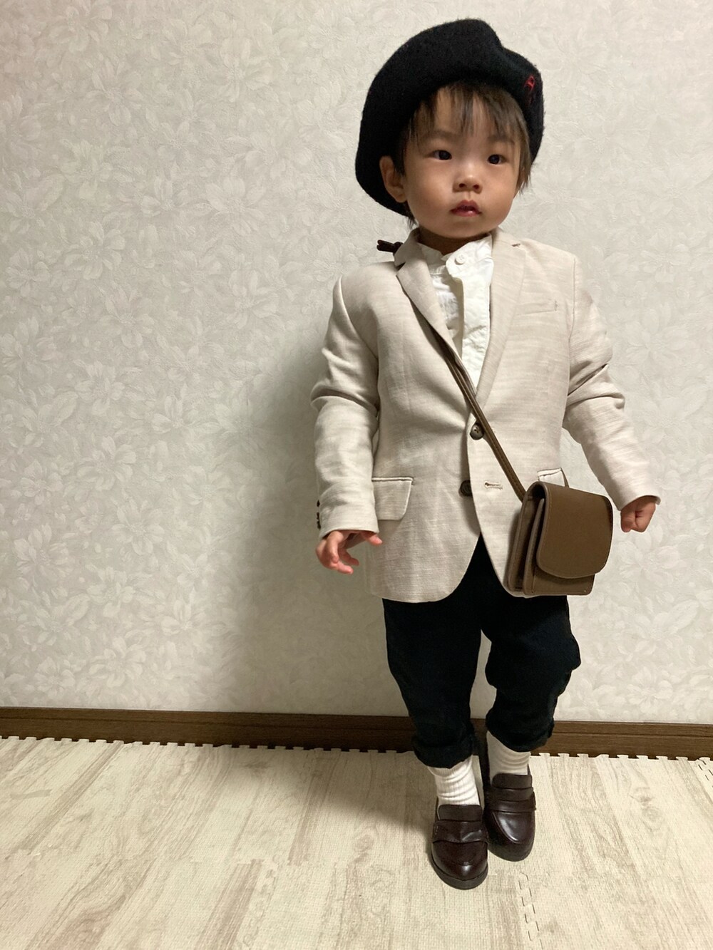 ベージュ系のテーラードジャケット、ホワイト系のシャツ/ブラウス、ブラック系のその他パンツを着用したキッズの春コーディネートの3枚目の写真