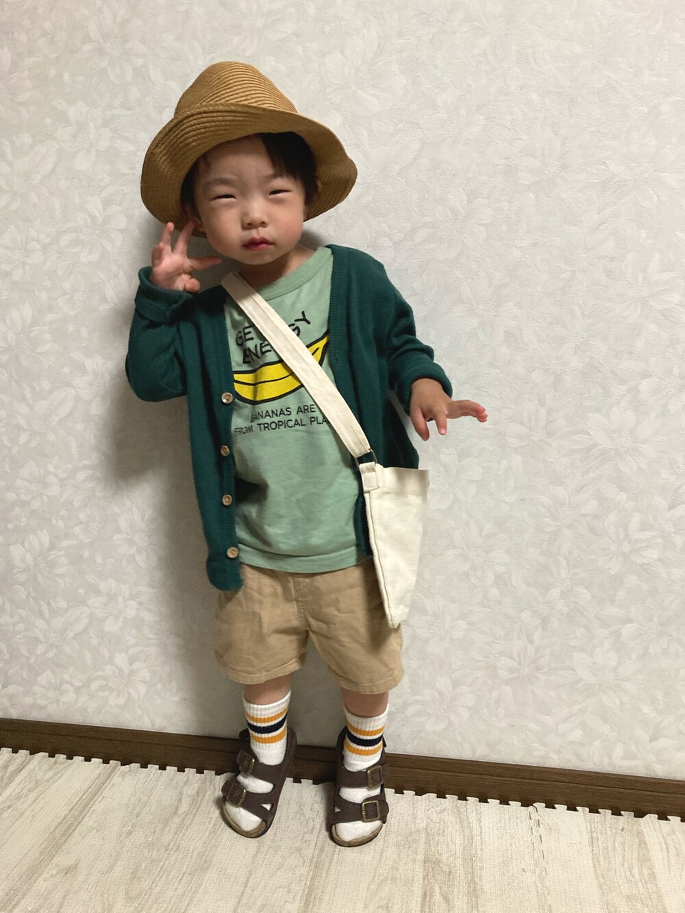 グリーン系のカーディガン/ボレロ、グリーン系のTシャツ/カットソー、ベージュ系のパンツを着用したキッズの春コーディネートの5枚目の写真