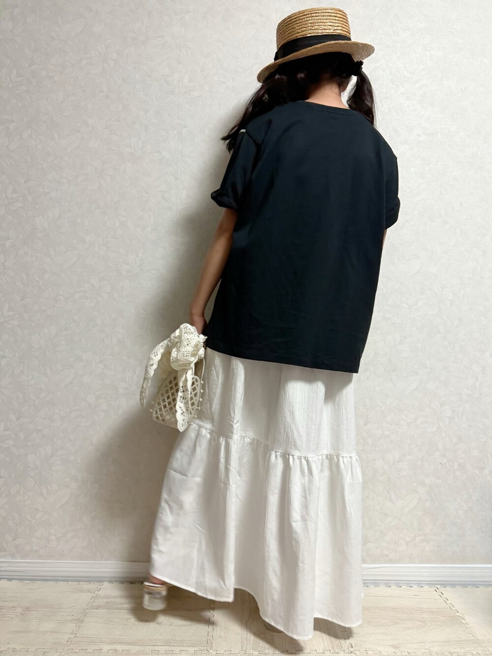 ホワイト系のサンダル、ブラック系のTシャツ/カットソー、ホワイト系のスカートを着用したキッズの夏コーディネートの2枚目の写真