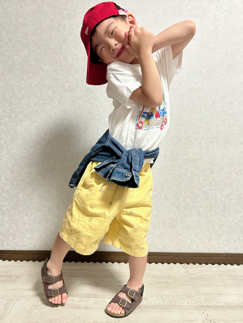 ホワイト系のTシャツ/カットソー、ブルー系のシャツ/ブラウス、イエロー系のパンツを着用したキッズの夏コーディネートの3枚目の写真