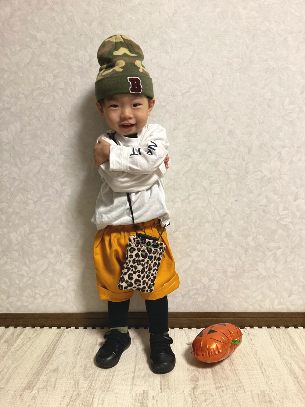 ホワイト系のTシャツ/カットソー、ブルー系のTシャツ/カットソー、イエロー系のその他パンツを着用したキッズの秋コーディネートの5枚目の写真