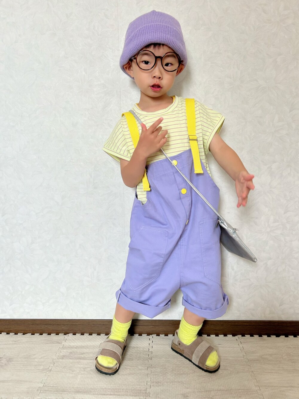 イエロー系のTシャツ/カットソー、パープル系のサロペット/オーバーオール、シルバー系のショルダーバッグを着用したキッズの夏コーディネートの4枚目の写真