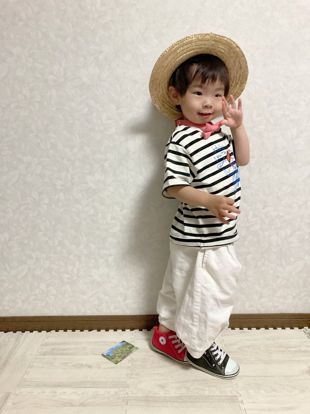 ベージュ系のTシャツ/カットソー、ホワイト系のその他パンツ、レッド系の蝶ネクタイを着用したキッズの夏コーディネートの5枚目の写真